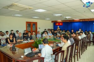 SINH VIÊN KHOA XÂY DỰNG TIẾP CẬN NGHỀ THIẾT KẾ - THI CÔNG 🏗️ Ngày 23/10/2025, Khoa Xây dựng – Trường Đại học Mở TP.HCM tổ chức báo cáo chuyên đề “Sinh viên Khoa Xây dựng tiếp cận nghề Thiết kế - Thi công” tại cơ sở 35-37 Hồ Hảo Hớn. Buổi báo cáo do TS. Nguyễn Tiến Khoa – Cố vấn kỹ thuật Công ty DSPCONS Việt Nam và PCTECH trình bày, mang đến cho sinh viên những kiến thức thực tế về công nghệ BIM (Building Information Modeling) trong thiết kế, thi công và quản lý dự án xây dựng. Chương trình giúp sinh viên hiểu rõ hơn về nghề nghiệp, nắm bắt xu hướng công nghệ mới, đồng thời mở ra cơ hội hợp tác và làm việc thực tế cùng doanh nghiệp trong lĩnh vực xây dựng.